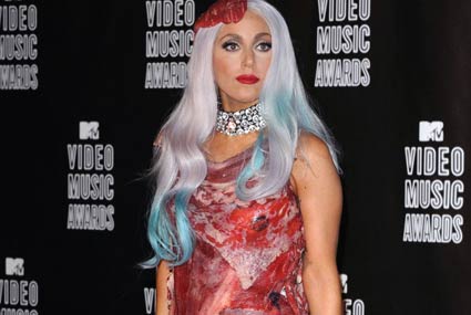 خلال حفل  MTV  عام 2010، حضرت ليدي جاجا مرتدية فستان مصنوع من قطع اللحم الخام.
