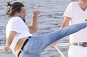 ليوناردو دي كابريو يستعرض مهارته في الكاراتيه