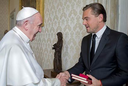 ليوناردو دي كابريو مع البابا فرانسيس