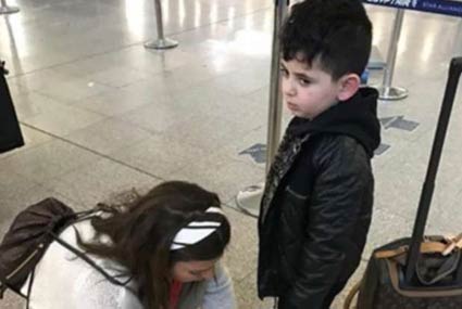 أصالة تربط الحذاء لابنها 