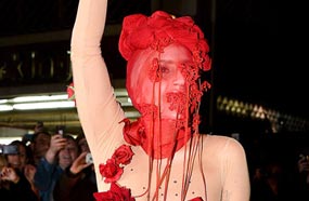 ليدي جاجا تحتفل بعيد ميلادها بفستان شفاف