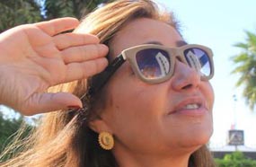 ليلى علوي تحيي العلم لتعبر عن حبها للبلاد