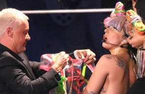 ليدي جاجا تستبدل ملابسها في جولتها الغنائية