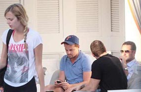 المرأة الشقراء ترحل بعد تقبيلها للنجم العالمي