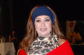 فيفي عبده أثناء مشاركتها في مبادرة &quot;رسالة سلام من مصر&quot; بالغردقة