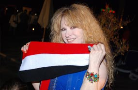 الفنانة الاستعراضية نيللي تحمل علم مصر