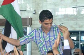 عساف يرفع علم فلسطين