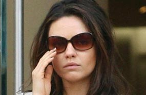  ميلا كونيس تظهر بخاتم الخطوبة الألماس