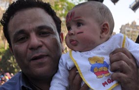 محمد فؤاد مع أحد الاطفال