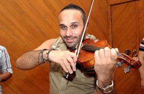 مصطفى محفوظ ينتهي من تسجيل آخر أغنيات ألبومه