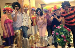 ميريام فارس تحتفل بعيد ميلادها مع أصدقائها وشقيقتيها