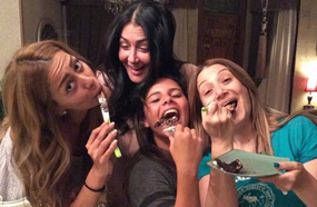 غادة وابنتها مع الأصدقاء