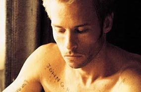 جاي بيرس في أحد مشاهد فيلم Memento