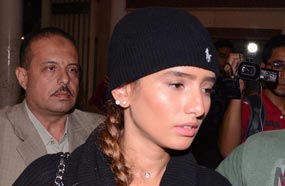 زينة تصل العزاء في أول ظهور لها بعد انصاف المحكمة لها في قضية نسب توأمها