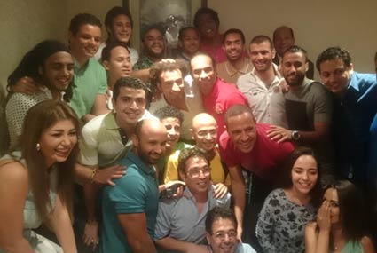 صورة جماعية للاعبي النادي الأهلي برفقة أبطال &quot;مسرح مصر&quot;