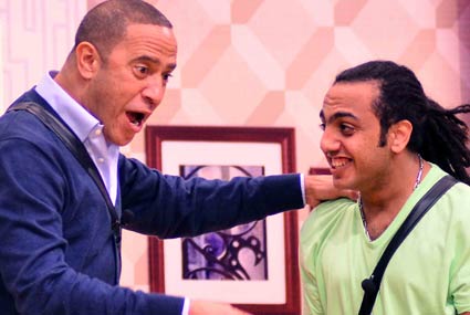 أشرف عبد الباقي وأوس أوس في مسرحية "عيال رجالة"