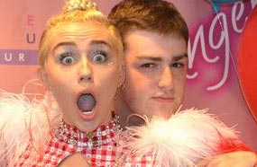 مايلي سايرس تداعب محبيها بالتقاط الصور المبتذلة معهم