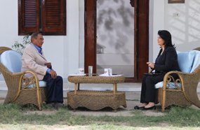 منى الشاذلي في حوار مع الأبنودي