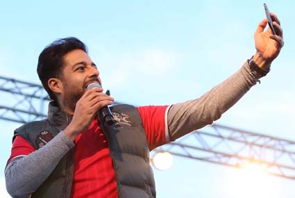 حماقي يرتدي قميص المنتخب مساندا للفريق من اول حفل بصعيد مصر