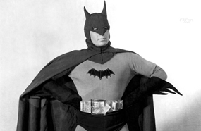 الممثل لويس ويلسون في واحدة من البدل البدائية لشخصية &quot;باتمان&quot; في السينما فس سنة 1943. ويبدو من الصورة أن البدلة واسعة جدا على من يرتديها! 