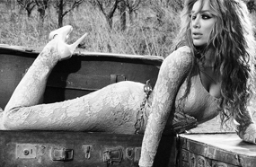 هذه الصورة ليست ضمن عمل فني، بل هي جلسة تصوير خضعت لها مايا في إبريل 2012.