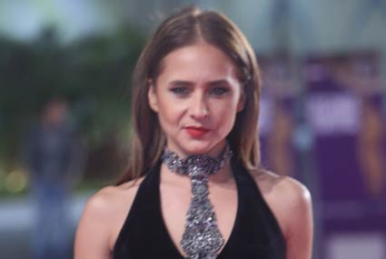 #القاهرة_السينمائي_39.. صورة- لحظة عفوية تجمع نيللي كريم بكندة علوش خلال حفل الختام