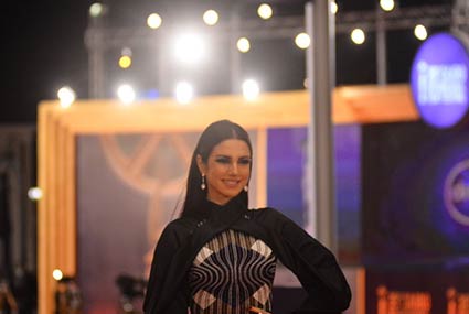 فستان درة من تصميم اللبناني رامي قاضي، وتصميمه جديد ويناسبها كثيرا ومختلف عن الباقيين