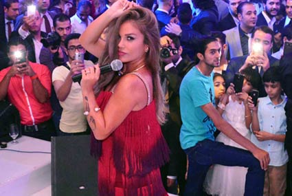 المغنية اللبنانية نيكول سابا تحيي أول فقرات الحفل