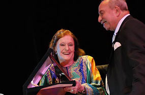 الفنانة مريم فخر الدين وممدوح الليثي أثناء تكريمها في مهرجان الإسكندرية