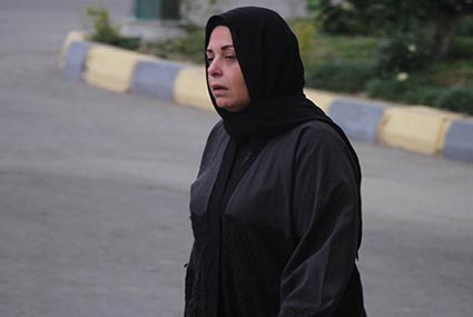 بكاء صابرين أثناء تشييع جنازة والدها.