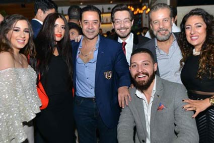 شريف منير وزوجته لورا وأحمد زاهر ومدحت صالح والعروسان.