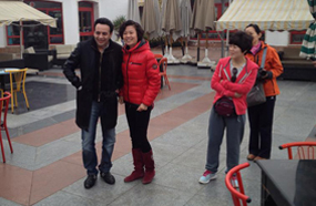 مصطفى قمر مع محبيه الصينيين