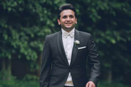 مصطفى خاطر ببدلة زفافه‎ 