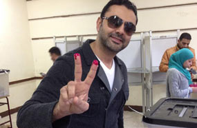 محمد كريم بعد مشاركته في الاستفتاء على الدستور