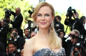 الشقراء نيكول كيدمان تبدو كحورية ساحرة على السجادة الحمراء في افتتاح الدورة الـ 67 لمهرجان كان التي افتتحت بعرض فيلمها " Grace of Monaco "