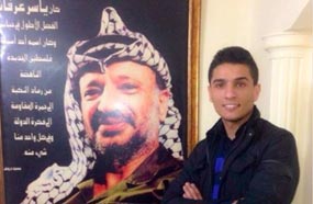 محمد عساف مع صورة عرفات