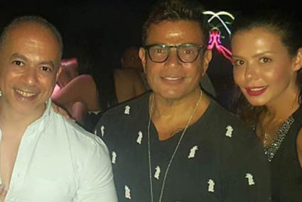 نشرت الممثلة إيمي سالم صورة مع صديقتها نسرين إمام وزوجها المنتج تامر مرسي، وتواجد معهم المطرب عمرو دياب وكتبت "مع أسطورة كل وقت".
