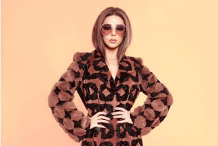 أطلت ميريان ببالطو من الفرو مع حذاء ذو رقبة عالية باللون الأحمر.