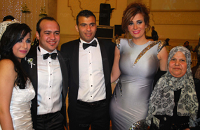 والدة عماد متعب ويارا ولاعب كرة القدم والعروسين