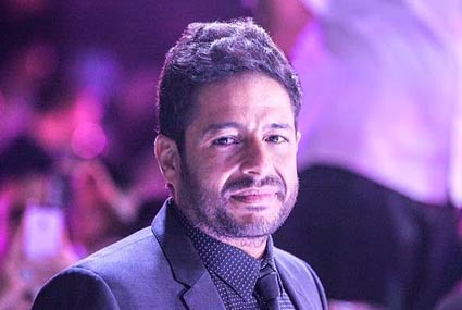 حماقي في أحد المناسبات التي حضرها مؤخرا وهو يرتدي بذلة سوداء ولكن حرص على ارتداء قميص منقط حتى لا تبدو إطلالته قاتمة‎