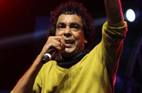 محمد منير خلال حفل جامعة الأهرام الكندية