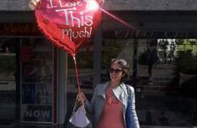 منى زكي تشتري هدية عيد الحب لأحمد حلمي