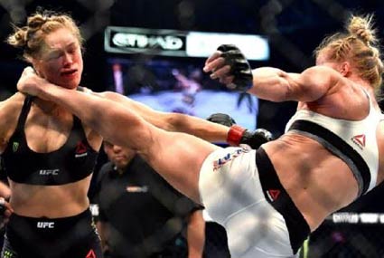 الركلة التي تسببت في سقوط روندا روزي