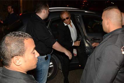 لحظة وصول محمود عبد العزيز ويقف بجانبه محمد ابنه