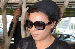 الفنانة ناهد السباعي في جنازة والدها