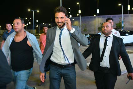 أحمد عز  في طريقه للعرض الخاص