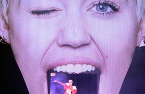 مايلي سايرس تدخل المسرح بواسطة لسانها الطويل