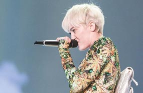 مايلي سايرس بملابسها القصيرة في جولتها &quot;Bangerz&quot;