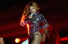 أثارت بيونسيه دهشة جمهور حفل MTV للفيديو كليب بعد تقديمها لـ "ميدلي" يضم أشهر أغانيها لمدة 20 دقيقة فقط.