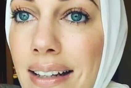 في البداية نشرت مريم فيديو لها وهي تغطي شعرها بالحجاب الأبيض وأعلنت لجمهورها عن ذهابها إلى السعودية.